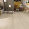 Landhausdiele Esche Esta Elegant Frost Ivory Pores 240 mm extramatt lackiert – Nahaufnahme Landhausdiele Esche Esta Elegant Frost Ivory Pores 240 mm extramatt lackiert – 3