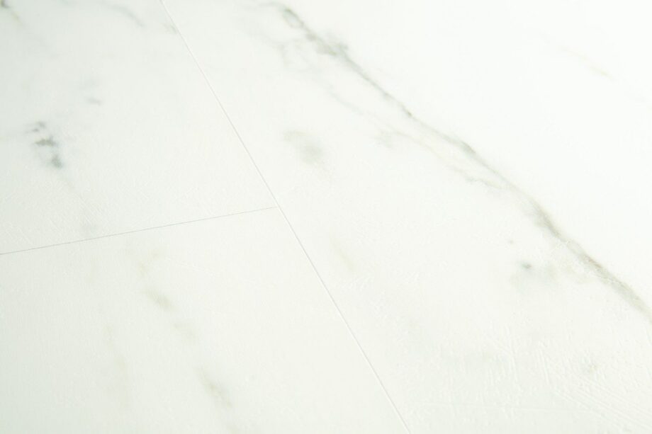 LVT Vinylboden Quick-Step, Ambient Click, Marmor Carrara Weiß, gefast