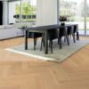 Kalasabaparkett Parky Swing Sand Oak Rustic Light – interjöör Fischgrätparkett Eiche Parky Swing Sand Oak Rustic Light, Furnier, gebürstet, supermatt lackiert, 593 x 121 x 10 mm – 2