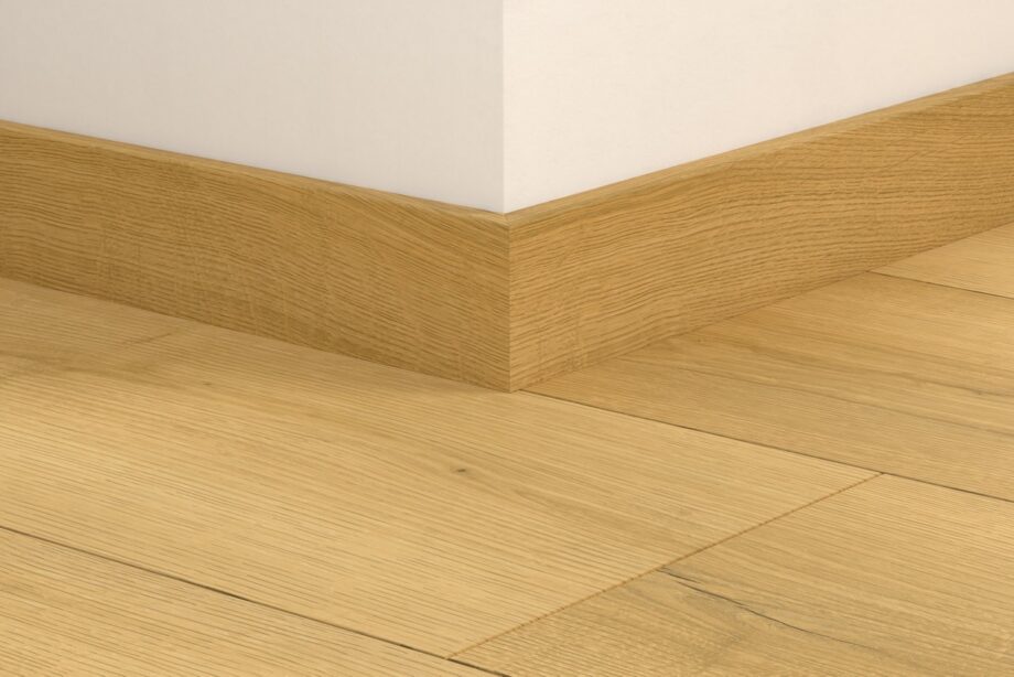 qsvsk40318-1 Sockelleiste Quick-Step Brushed Oak Honey für LVT Vinylboden, wasserfest, 12x58x2400 mm