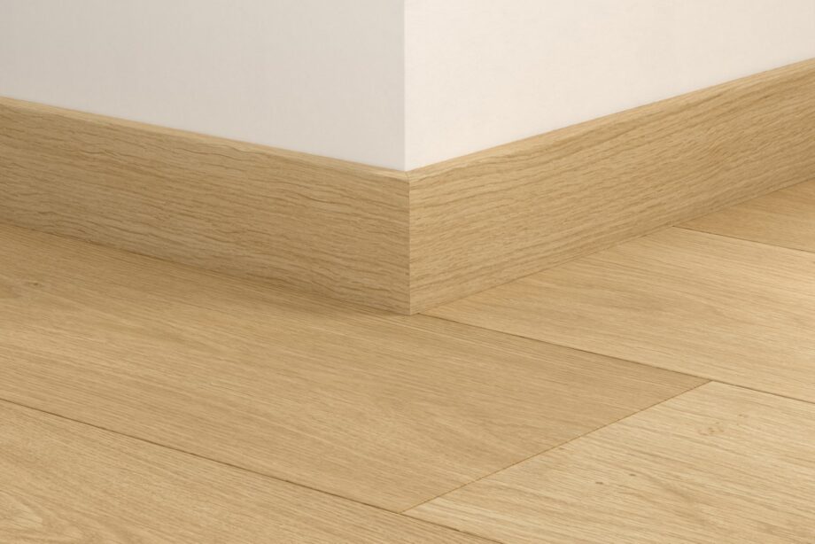 qsvsk40321-1 Sockelleiste Quick-Step Coast Oak Beige für LVT Vinylboden, wasserfest, 12x58x2400 mm