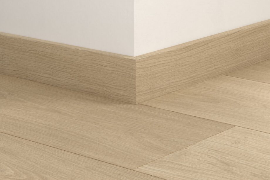 qsvsk40322-1 Sockelleiste Quick-Step Coast Oak Sand für LVT Vinylboden, wasserfest, 12x58x2400 mm