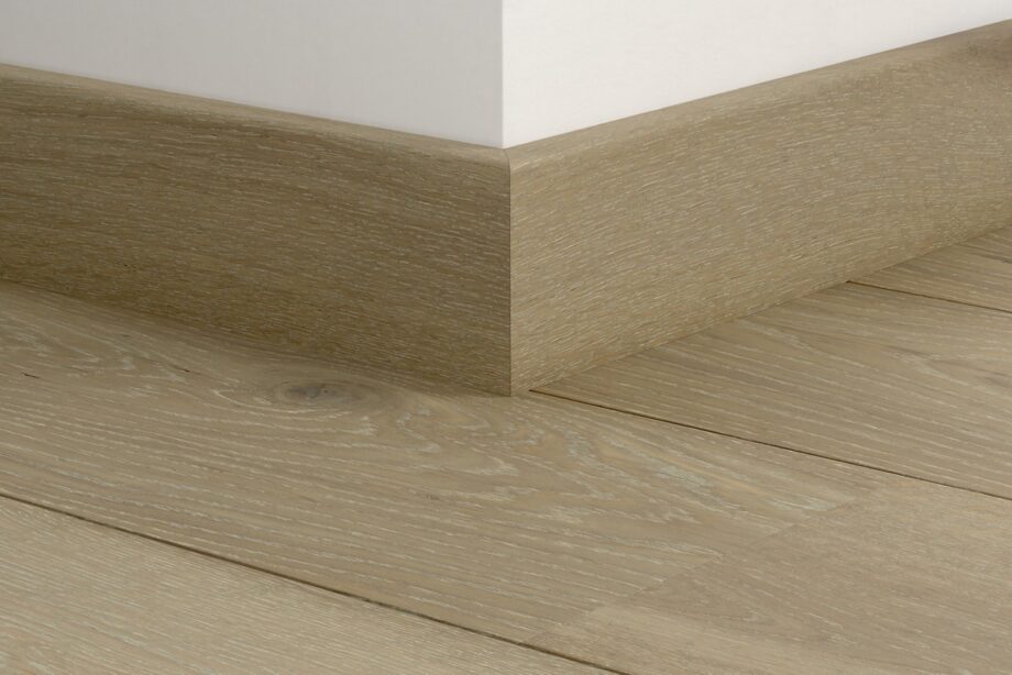 qswppskr05110mm-1 Wasserbeständige Holz-Sockelleiste Quick-Step Light Storm Oak Extra Matt für Parkett, furniert, 16x80x2400 mm
