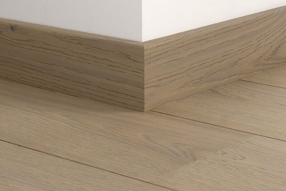 qswppskr05112mm-1 Wasserbeständige Holz-Sockelleiste Quick-Step Carbis Oak Extra Matt für Parkett, furniert, 16x80x2400 mm