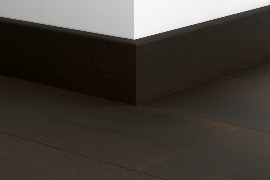 qswppskr05675mm-1 Wasserbeständige Holz-Sockelleiste Quick-Step Tobacco Oak Extra Matt für Parkett, furniert, 16x80x2400 mm