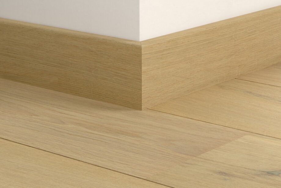 qswppskr06030mm-1 Wasserbeständige Holz-Sockelleiste Quick-Step Pearl White Oak Extra Matt für Parkett, furniert, 16x80x2400 mm