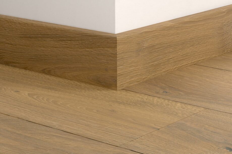qswppskr06031mm-1 Wasserbeständige Holz-Sockelleiste Quick-Step Mustard Oak Extra Matt für Parkett, furniert, 16x80x2400 mm