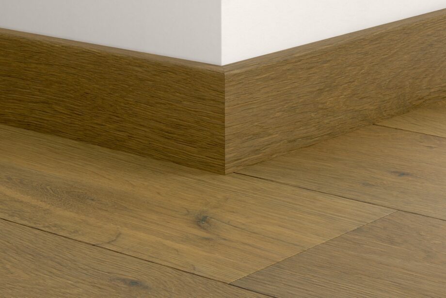 qswppskr06033mm-1 Wasserbeständige Holz-Sockelleiste Quick-Step White Cappuccino Oak Extra Matt für Parkett, furniert, 16x80x2400 mm