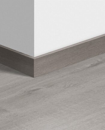 Sockelleiste Quick-Step Cotton Oak Cold Grey für LVT Vinylboden, wasserfest, 12x58x2400 mm