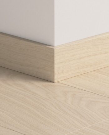 Sockelleiste Quick-Step Pure Oak Polar für LVT Vinylboden, wasserfest, 12x58x2400 mm