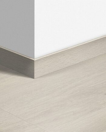 Sockelleiste Quick-Step Sea Breeze Oak Light für LVT Vinylboden, wasserfest, 12x58x2400 mm